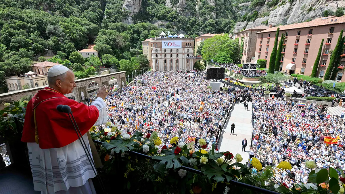 El papa León XIV dirige el rezo del rosario en la abadía de Nuestra Señora de Montserrat, durante su viaje apostólico, en Montserrat, España, el 10 de junio de 2026 - Simone Risoluti /Vatican Media/Handout via REUTERS