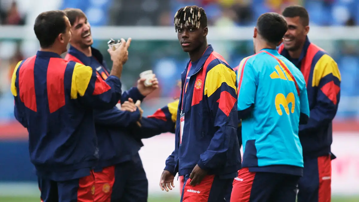 El español Nico Williams con sus compañeros de la selección - REUTERS/ MIGUEL VIDAL