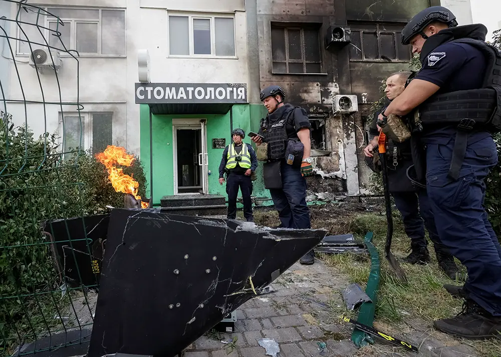 Expertos policiales trabajan en el lugar donde se produjo un ataque con drones rusos, en el marco de la invasión de Ucrania por parte de Rusia, en Járkov (Ucrania), el 10 de junio de 2026 - REUTERS/ SOFIIA GATILOVA