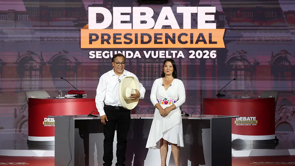 La candidata presidencial de derecha de Perú, Keiko Fujimori, y el candidato de izquierda, Roberto Sánchez, posan juntos antes de un debate televisado, previo a la segunda vuelta de las elecciones presidenciales del 7 de junio, en Lima, Perú, el 31 de mayo de 2026 - REUTERS/ ALESSANDRO CINQUE