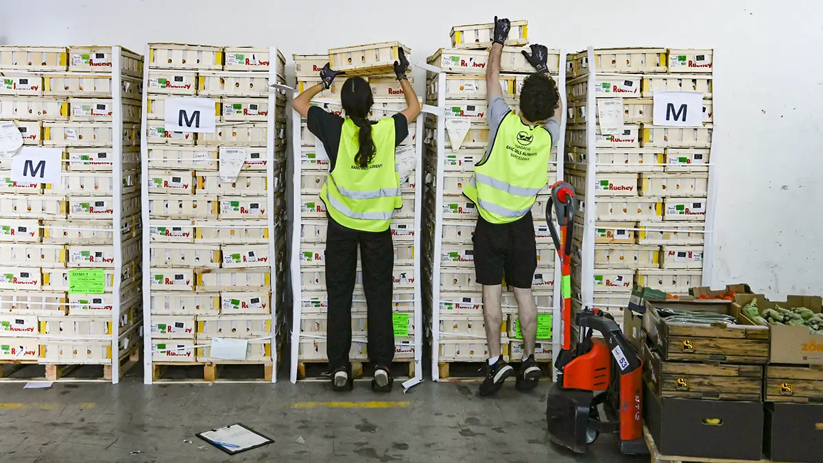 Dos voluntarios de la sexta campaña de «Ningún hogar sin alimentos» - © Fundación "la Caixa"