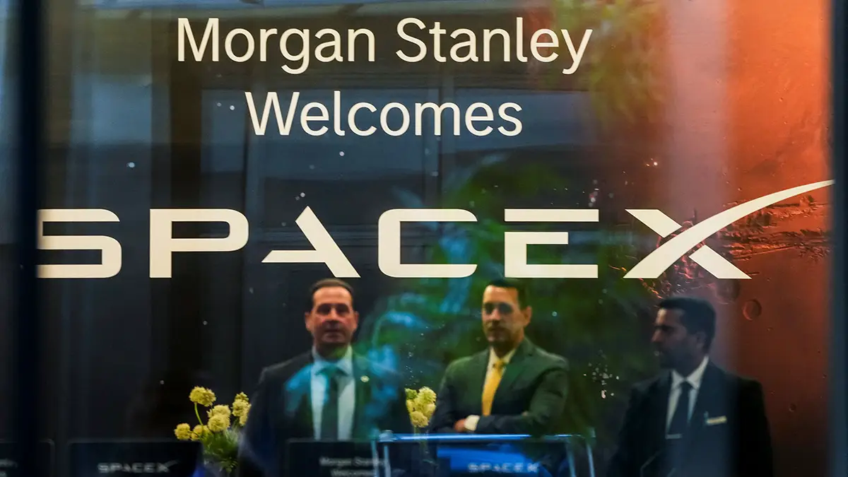 Cartel de la oferta pública inicial de SpaceX expuesto en el edificio de Morgan Stanley en Nueva York, EE. UU., el 9 de junio de 2026 - REUTERS/ EDUARDO MUÑOZ