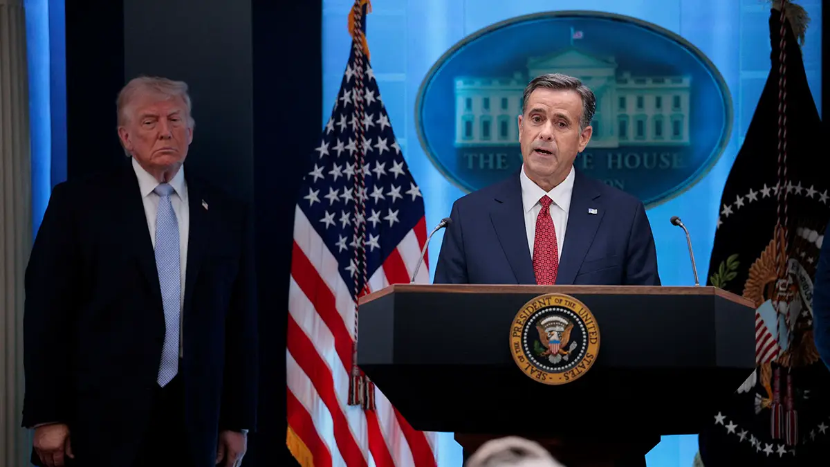 El director de la Agencia Central de Inteligencia (CIA), John Ratcliffe, interviene durante una rueda de prensa junto al presidente de Estados Unidos, Donald Trump, en la sala de prensa James S. Brady de la Casa Blanca, en Washington D. C. (EE. UU.), el 6 de abril de 2026 - REUTERS/ EVAN VUCCI