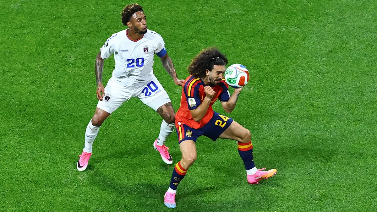 Marc Cucurella, de España, en acción frente a Ryan Mendes, de Cabo Verde - REUTERS/ BERNADETT SZABO