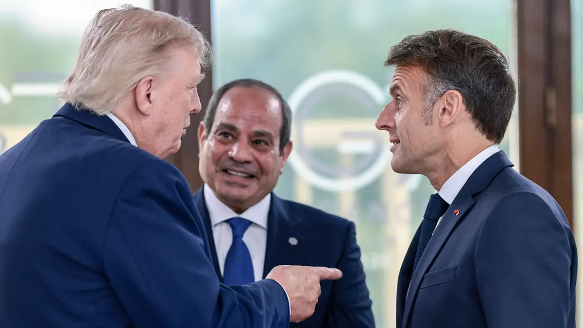 El presidente de Estados Unidos, Donald Trump, conversa con el presidente egipcio, Abdel Fattah al-Sisi, y el presidente francés, Emmanuel Macron, durante un almuerzo de trabajo con los líderes del G7 y de Oriente Medio, celebrado en Evian-les-Bains (Francia), el 16 de junio de 2026 - REUTERS/ EVELYN HOCKSTEIN