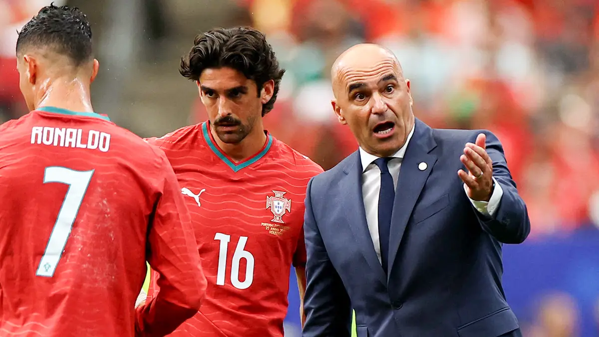 El entrenador de Portugal, Roberto Martínez, reacciona junto a los portugueses Francisco Trincao y Cristiano Ronaldo durante la pausa de hidratación de la segunda mitad - REUTERS/ PEDRO NUÑES