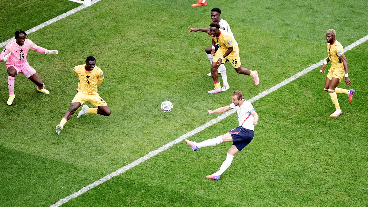 Harry Kane dispara por encima del travesaño - REUTERS/ PILAR OLIVARES