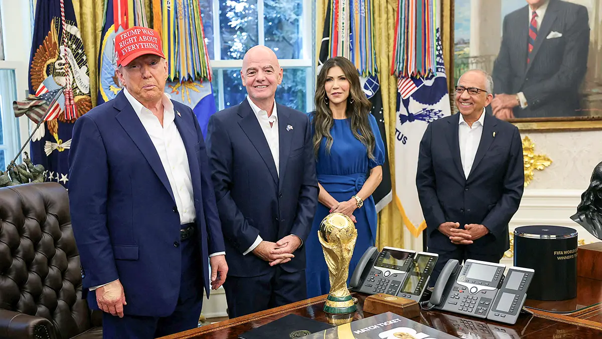 El presidente de Sudáfrica, Donald Trump, se encuentra con el presidente de la FIFA, Gianni Infantino, y la Secretaria de Seguridad Nacional de EE. UU., Kristi Noem, mientras el Presidente Trump hace un anuncio sobre la Copa Mundial de la FIFA 2026, en la Oficina Oval de la Casa Blanca - REUTERS/  JONATHAN ERNST