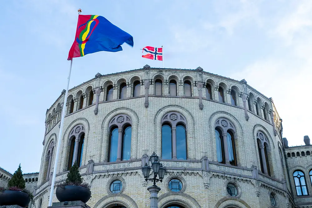 La bandera sami ondea frente al edificio del Parlamento Noruego para conmemorar el Día Nacional Sami, en Oslo, Noruega, el 6 de febrero - Terje Pedersen / NTB a través de REUTERS
