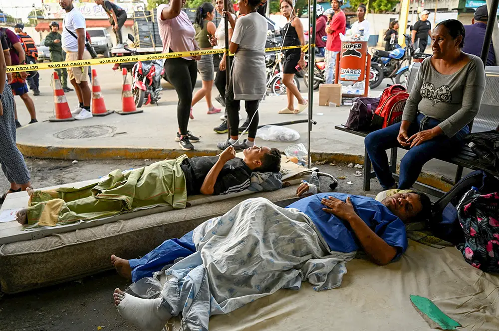 <p>Personas heridas están siendo atendidas afuera de una clínica comunitaria, tras los terremotos en La Guaira, Venezuela, el 25 de junio de 2026 - REUTERS/ MAXWELL BRICEÑO</p>
