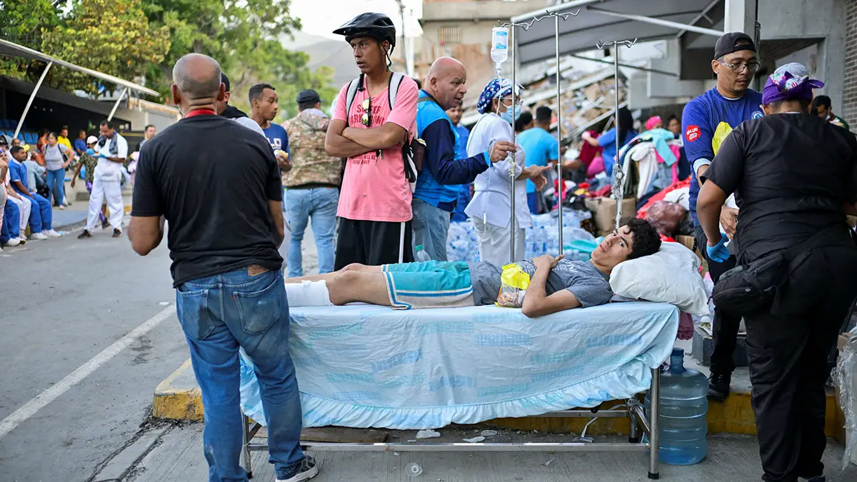 <p>Personas reciben atención médica tras los terremotos en La Guaira, Venezuela, el 25 de junio de 2026 - REUTERS/ MAXWELL BRICEÑO</p>

