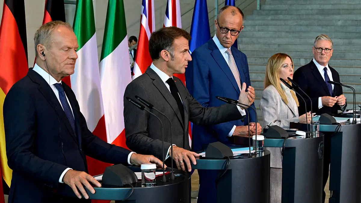 El primer ministro de Polonia, Donald Tusk, el presidente de Francia, Emmanuel Macron, el Canciller alemán, Friedrich Merz, la primera ministra de Italia, Giorgia Meloni, y el primer ministro de Gran Bretaña, Keir Starmer, se dirigen a la prensa al final de su reunión de líderes estatales del Grupo de los Cinco europeos (E5)en la Cancillería en Berlín, Alemania, 24 de junio de 2026 - PHOTO/ JOHN MACDOUGALL via REUTERS