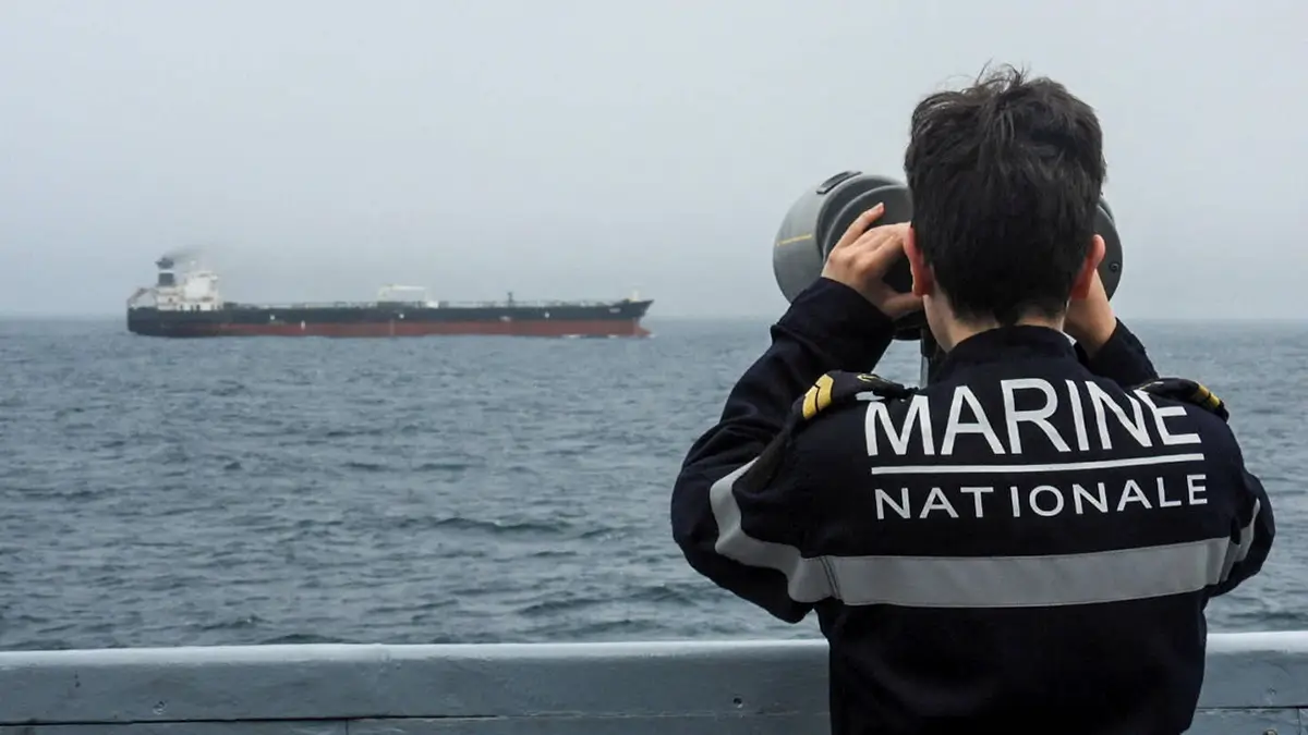 Un personal de la Armada francesa observa un petrolero, sujeto a sanciones internacionales y navegando desde Rusia, navegando en el Océano Atlántico - Marine Nationale via REUTERS