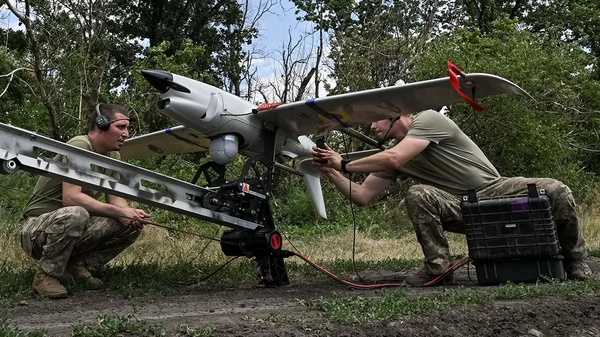 Militares de la 148ª Brigada Separada de Artillería Zhytomyr de las Fuerzas Armadas de Ucrania se preparan para lanzar un dron de reconocimiento Raybird hacia las tropas rusas desde una posición cerca de la línea del frente, en medio del ataque de Rusia a Ucrania, en la región de Dnipropetrovsk, Ucrania, el 22 de junio de 2026 - PHOTO/REUTERS