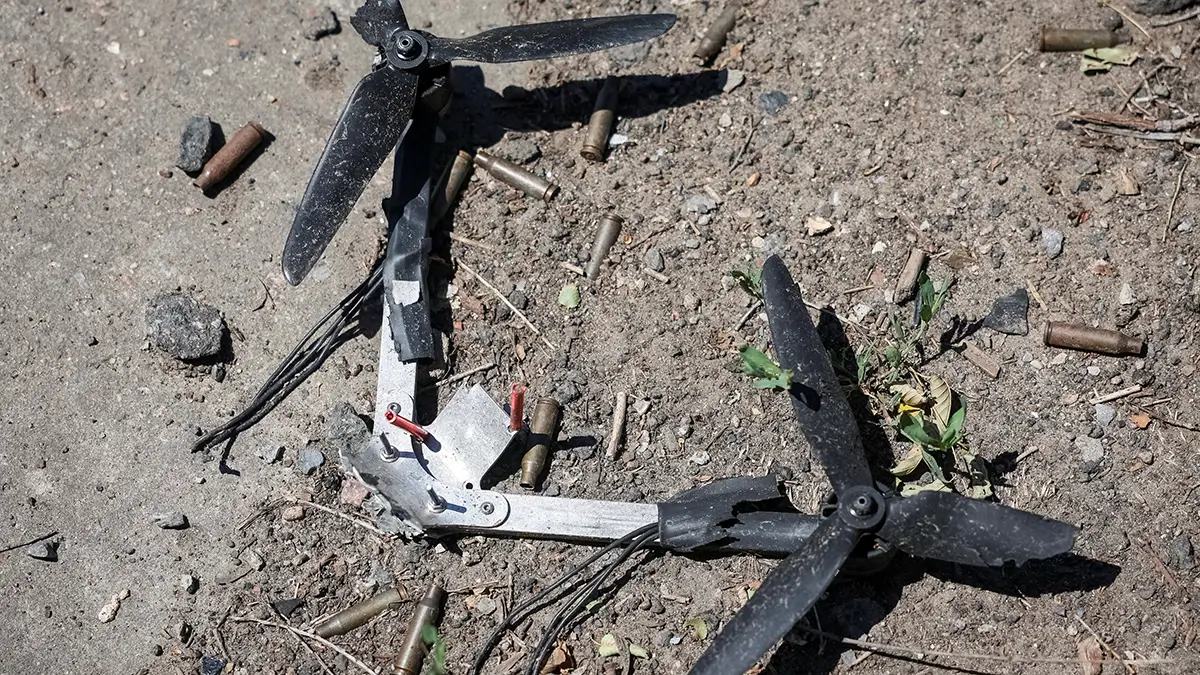 Un dron ruso destruido y cartuchos en una carretera entre las ciudades de primera línea de Druzhkivka y Kostiantynivka, en medio del ataque de Rusia a Ucrania, en la región de Donetsk, Ucrania, el 24 de junio de 2026 - REUTERS/ ANATOLII STEPANOV