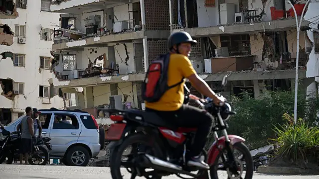 Residentes observan un edificio de apartamentos dañado tras un terremoto en Catia La Mar, estado de La Guaira, a unos 30 km al noroeste de Caracas, el 25 de junio de 2026.
