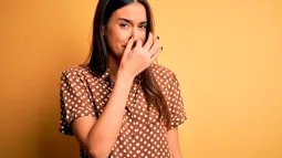 Mujer tapándose la nariz