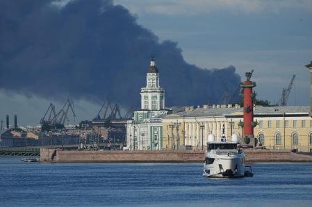 Una columna de humo negro vista sobre el puerto de San Petersburgo, este miércoles 3 de junio, tras un ataque de drones ucranianos