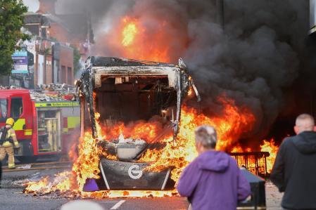Un vehículo quemado durante las protestas en Belfast 