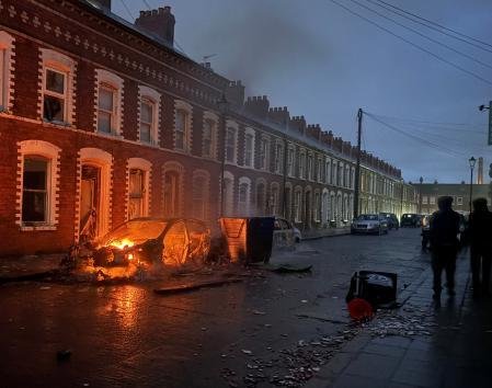Un coche quema en el este de Belfast durante las protestas de la noche del martes 