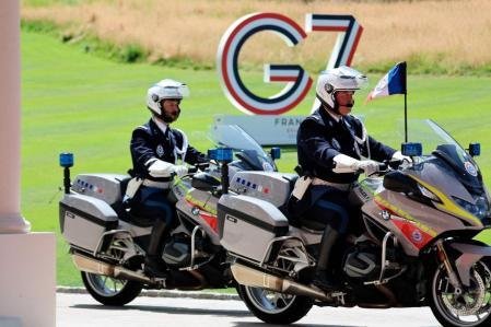 Motoristas de la policia francesa frente al Hôtel Royal, el principal escenario de los encuentros del G-7, en Évian-les-Bains, delante del lago Lemán (LUDOVIC MARIN / AFP)