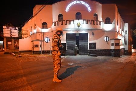 Un soldado permanece de guardia ante la sede del Estado Mayor.
