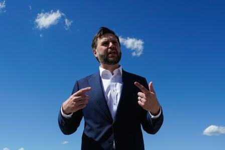 El vicepresidente JD Vance habla con los periodistas en la Base Conjunta Andrews, Maryland, el sábado 20 de junio de 2026, de camino a Suiza 