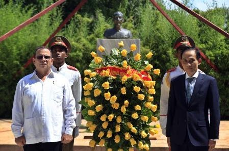 El ministro de Exteriores de Vietnam, Le Hoai Trung, junto al presidente del Instituto Cubano de Amistad con los Pueblos, Fernando González Llort, frente al monumento a Ho Chi Minh, el lunes pasado en La Habana