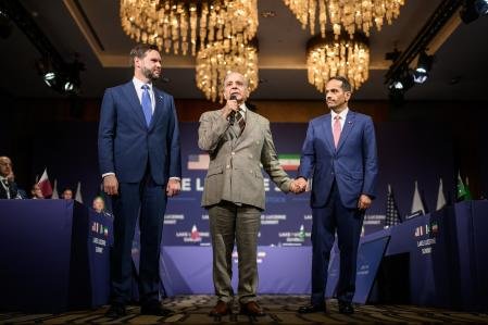 El primer ministro de Pakistán, Shehbaz Sharif (centro), habla entre el vicepresidente de Estados Unidos, JD Vance (izquierda), y el primer ministro de Qatar, el jeque Mohammed bin Abdulrahman bin Jassim al-Thani en Suiza