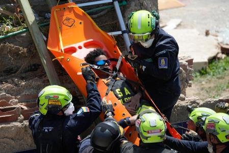 Un equipo de rescate colombiano también salvó a Moisés, un niño de 11 años que había quedado atrapado a unos tres metros de profundidad entre los escombros