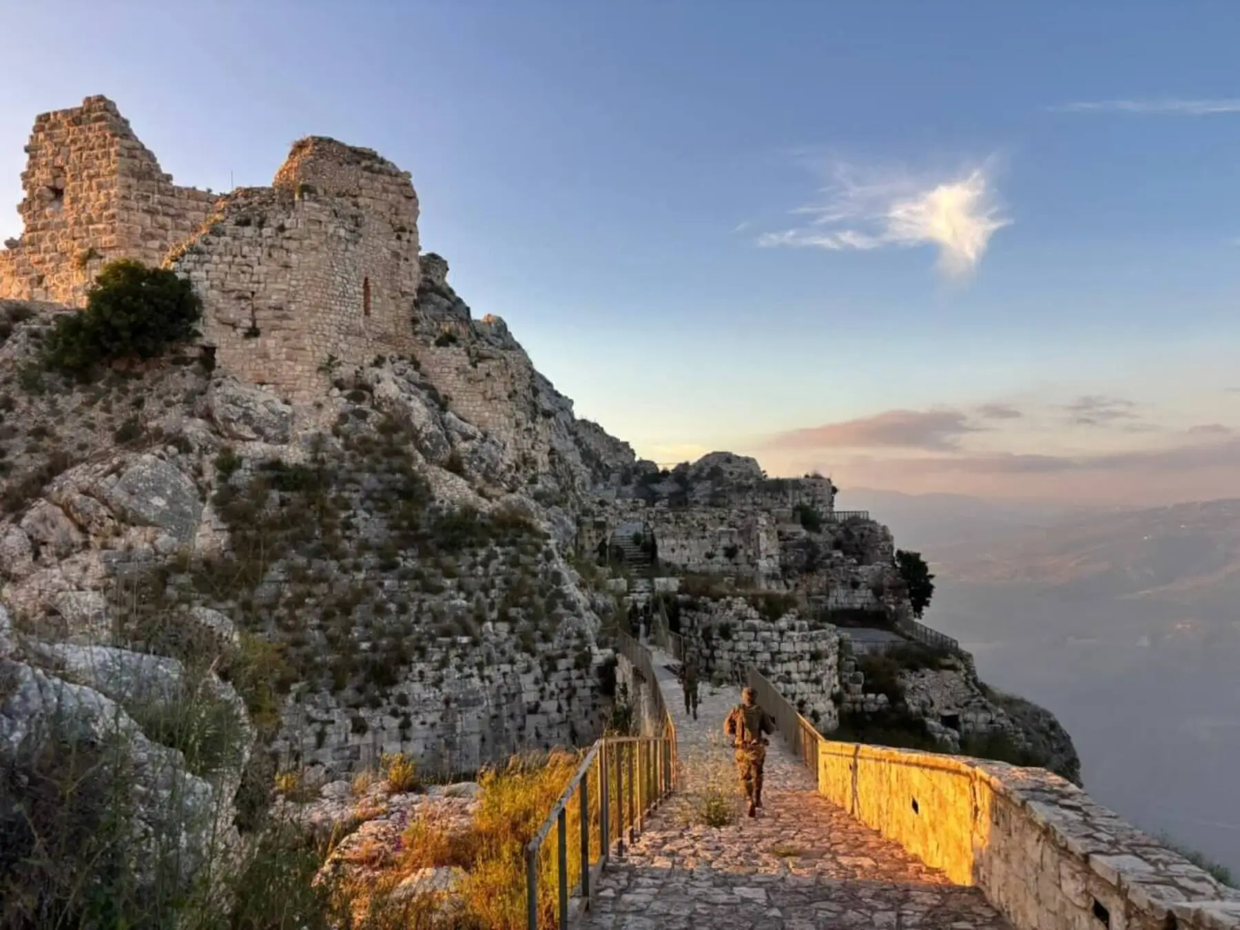 Soldados israelíes toman el fuerte de Beaufort, ubicado en el sur de Líbano, el 31 de mayo de 2026.