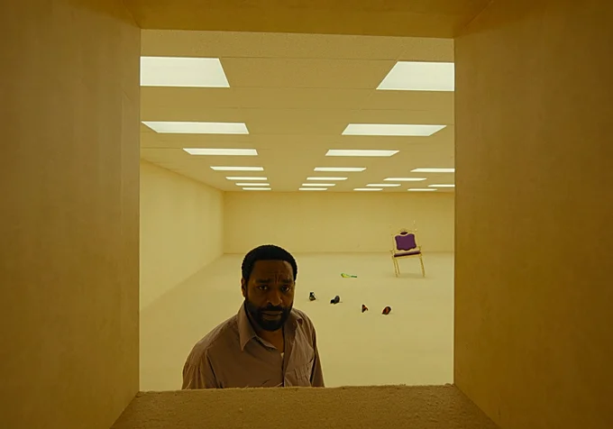 Chiwetel Ejiofor en el set de 'Backrooms'