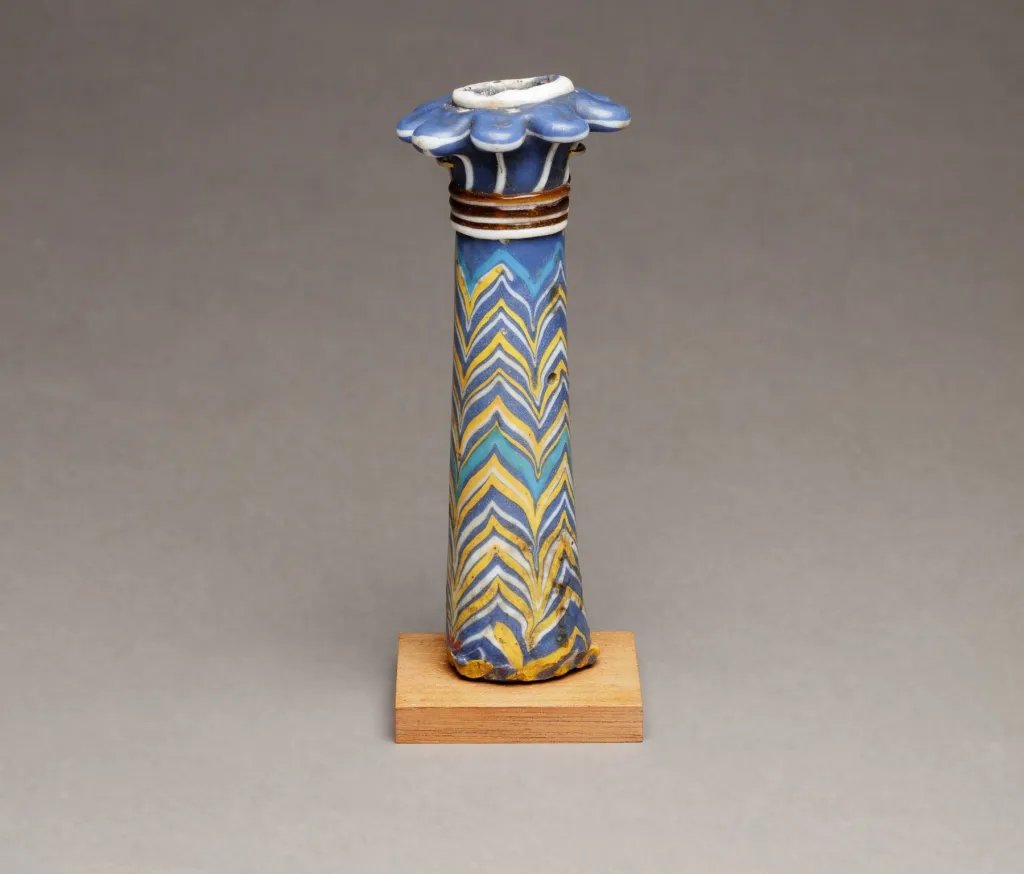 Recipiente de kohl con forma de papiro