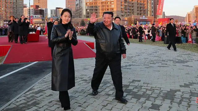 El líder norcoreano Kim Jong Un (C) y su hija Ju Ae (I) respondiendo a los ciudadanos.
