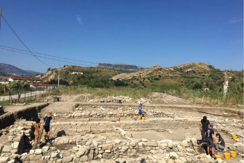 Excavaciones en el yacimiento de Casale San Pietro, donde se documentan niveles de ocupación romana, bizantina, islámica y normanda
