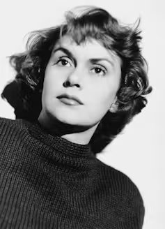 Retrato en blanco y negro de una mujer con un jersey de cuello alto.