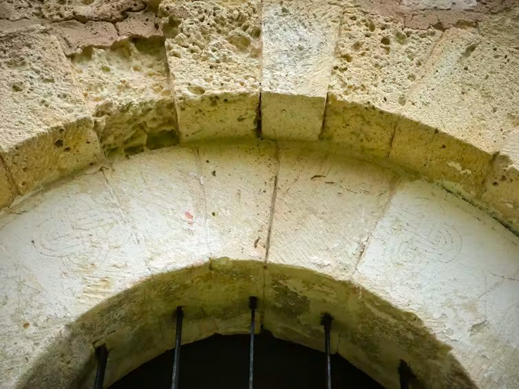 Puerta norte de la iglesia de San Pedro de Tejada (Puente-Arenas, Burgos), en la que se puede ver un nudo de Salomón.