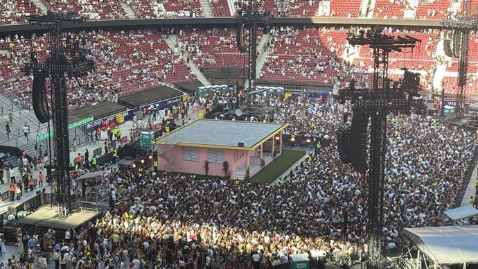 Bad Bunny, en su concierto, y el Papa, en la Vigilia, avisan a los jóvenes sobre las redes sociales Quinto concierto de Bad Bunny en Madrid