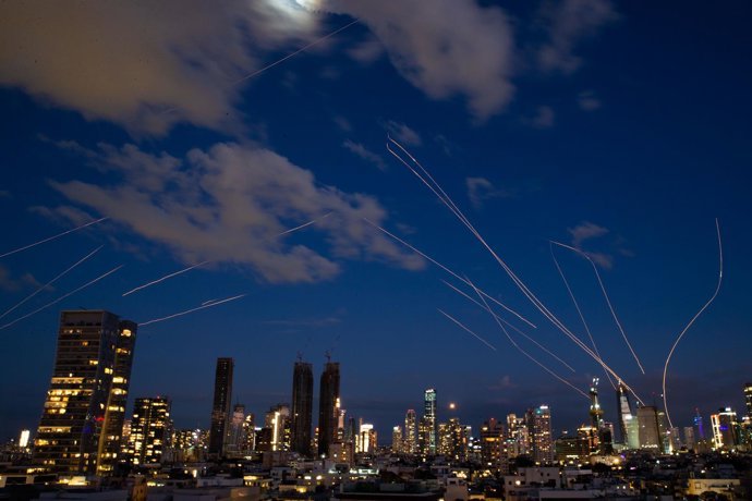 Archivo - This long exposure photo taken on Feb. 28, 2026 shows flare trails of the interceptor missiles launched from Israeli air defense systems in Tel Aviv, Israel.