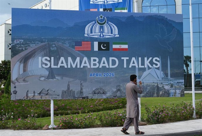 Pakistán apunta que el acuerdo entre EEUU e Irán se finalizará "probablemente" en 24 horas Archivo - Mural sobre las conversaciones entre Irán y EEUU en Islamabad (Pakistán)