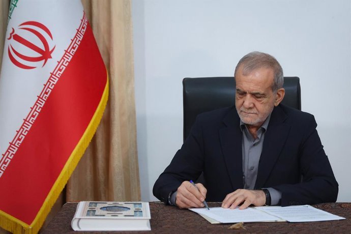 El president d'Iran, Masud Pezeshkian, durant la signatura del memoràndum d'entesa amb Estats Units (arxiu)