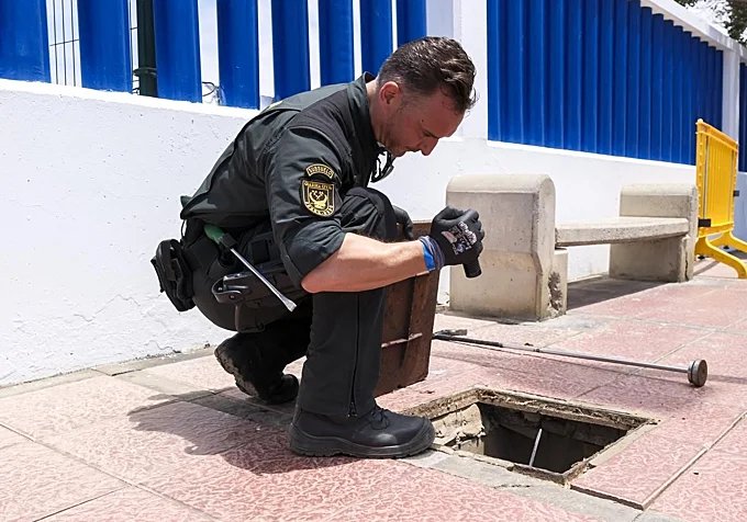 La Guardia Civil se encarga de velar por la seguridad de León XIV; en la foto, ultiman los detalles y comprueban que todo esté en orden en Arguineguín.
