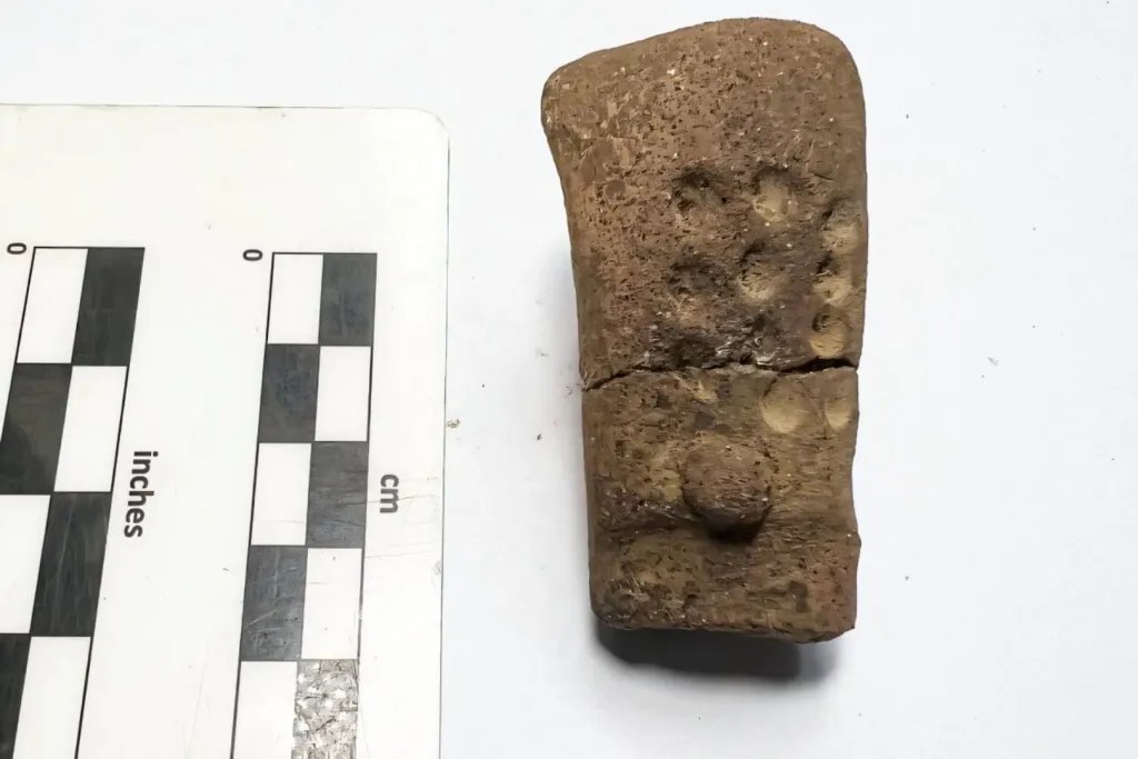 Figurilla preclásica de La Blanca conservada únicamente por su cabeza, marcada con 11 puntos grabados