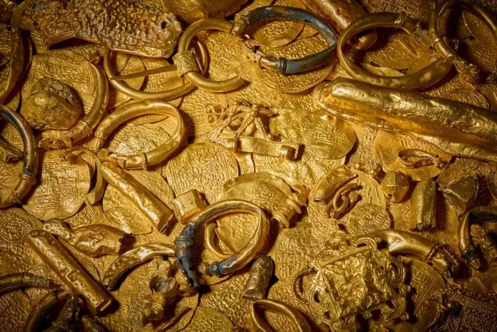 Más monedas de oro y joyas recuperadas durante las excavaciones del pecio