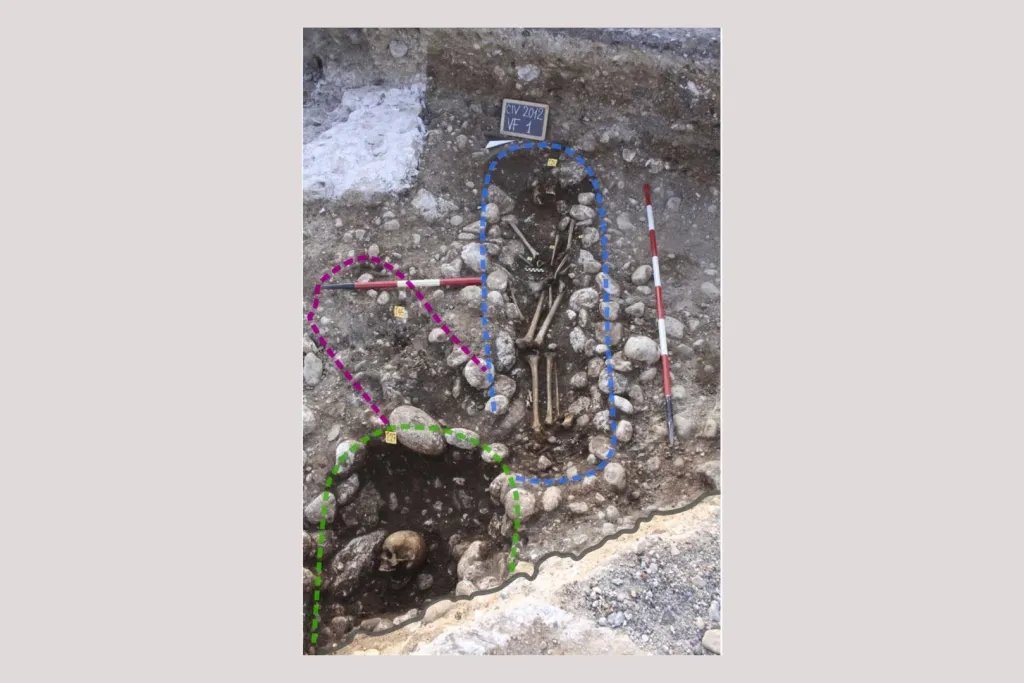 La sepultura T46 estaba situada junto a las tumbas T26 y T27. Una construcción moderna posterior cortó parcialmente la tumba T27 y pudo causar daños también en la de T46