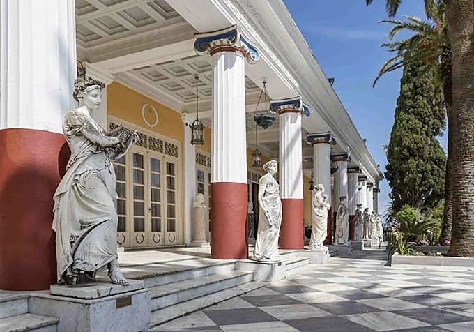 Terraza en la que se encuentra el Peristilo de las Musas, nueve divinidades inspiradoras de las artes