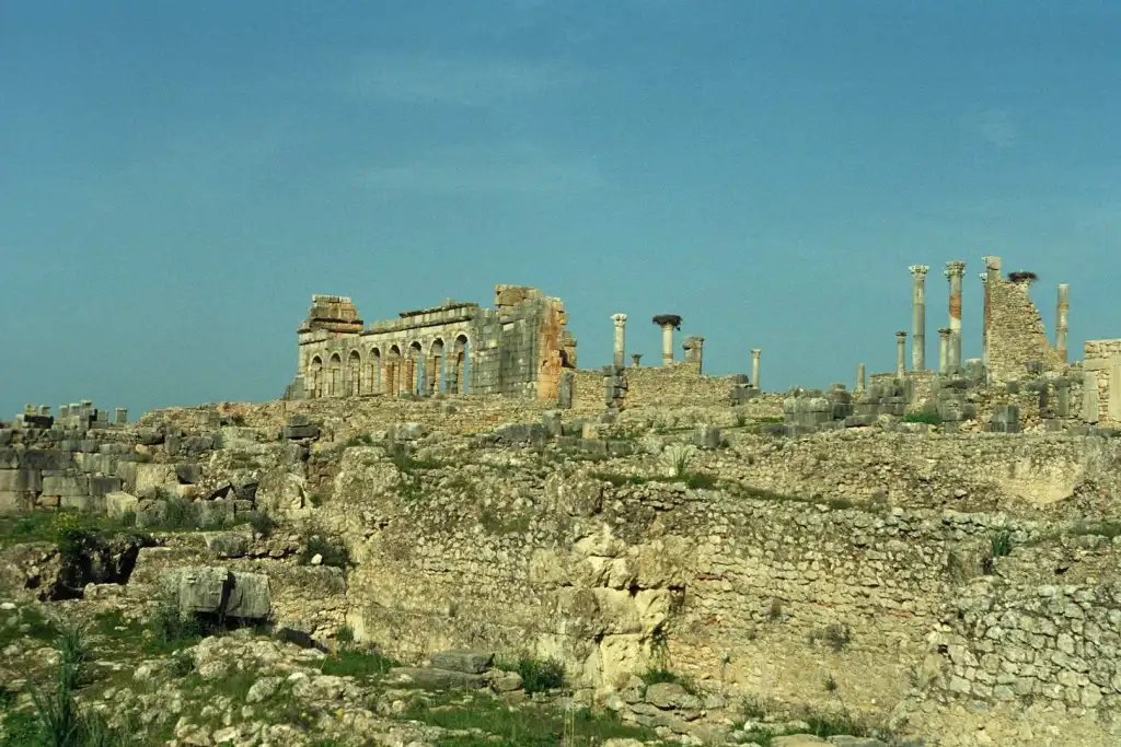 Vista general de las ruinas de Volubilis, una de las ciudades antiguas mejor conservadas del norte de África
