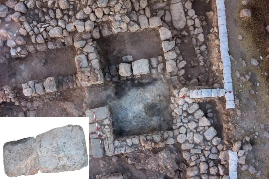 Vista aérea de la estancia 101B tras las excavaciones. En el recuadro, los dos fragmentos conservados de la piedra ritual reconstruidos digitalmente