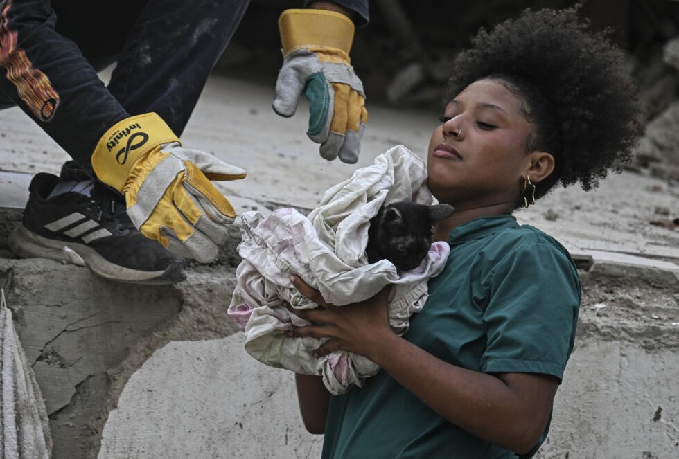 Volunteer rescuers pulled a cat out from under the rubble in La Guaira, the region hit hardest by the Venezuela quakes