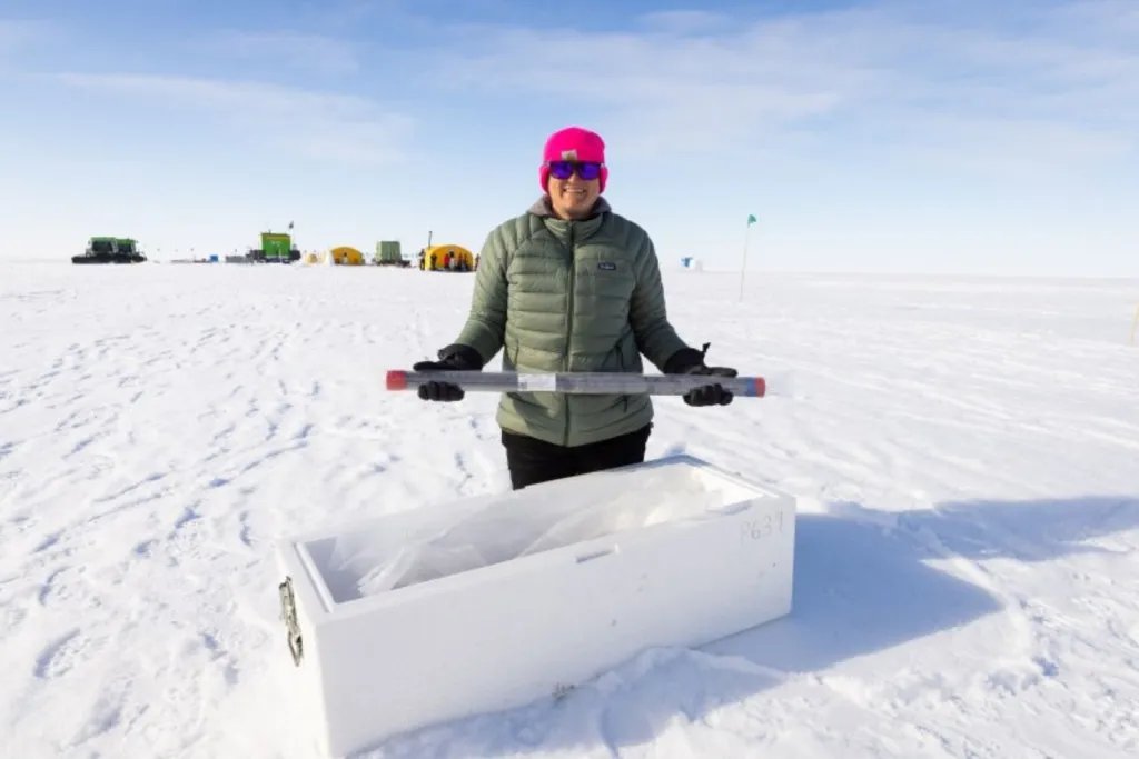La geóloga Molly Patterson sostiene una sección del núcleo sedimentario extraído